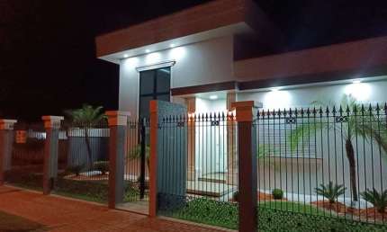 Casa de esquina, tendo 1súite e dois quartos, garagem para 2 carros lado a lado.