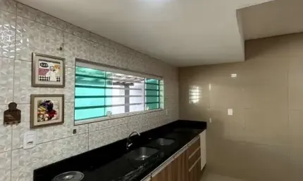 Aluga-se Casa Ampla com 3 Quartos e Excelente Estrutura