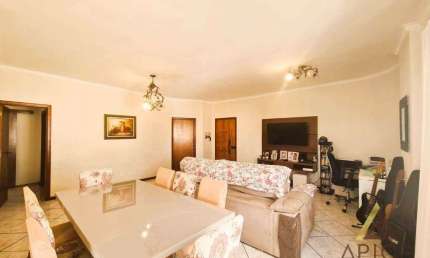 !!!OPORTUNIDADE!!! ÓTIMO APARTAMENTO PADRÃO com 140m³ ÚTEIS - 03 DORM. sendo 01 SUÍTE - DEP. COMPLETA - LAZER NO PRÉDIO - 01 VAGA DEM. por R$ 819 MIL