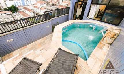 !!OPORTUNIDADE!! ÓTIMA COBERTURA DUPLEX com 135m² ÚTEIS - 03 DORM sendo 01 SUÍTE - PISCINA + CHURRASQUEIRA - 02 VAGAS por R$ 789 MIL - Estuário/Embaré