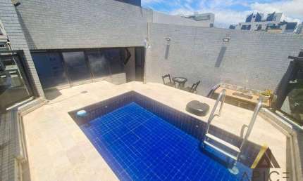 !!!OPORTUNIDADE!!! LINDA COBERTURA DUPLEX À 01 QUADRA DA PRAIA com 106m² ÚTEIS - PISCINA - 02 DORM. - 02 W.C - 02 VAGAS por R$ 1.090M - BOQUEIRÃO