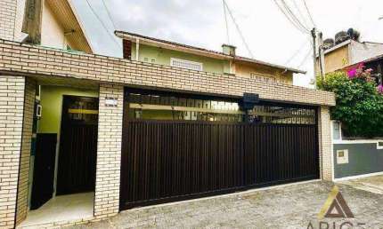 LINDA CASA REFORMADA com 190m² ÚTEIS - 03 SUÍTES - 04  BANHEIROS - ESPAÇO GOURMET com  CHURRASQUEIRA - QUINTAL - COZINHA com COPA - 03 VAGAS - SANTOS