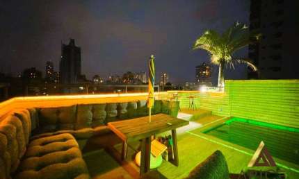 MARAVILHOSA COBERTURA DUPLEX PORTEIRA FECHADA A POUCOS METROS DA PRAIA - 209m² ÚTEIS - 03 SUÍTE - 05 W.C - 02 VAGAS - PISCINA+LOUNGE+ ESPAÇO GOURMET