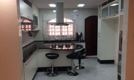 Sobrado com 4 dormitórios e área gourmet no Parque das Nações – 232m², excelente localização!