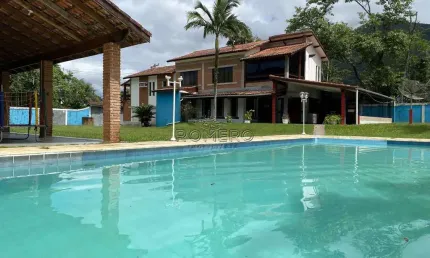 Casa com 9 quartos, Praia da Lagoinha, Ubatuba - R$ 2 mi, Cod: 2054