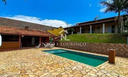 Linda chácara à venda no Saint James I – 3 dormitórios, suíte, piscina, espaço gourmet e muito conf