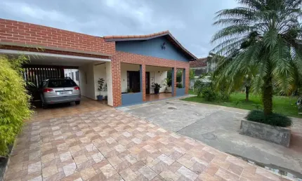Casa para Venda em Itanhaém, Belas Artes, 4 dormitórios, 1 suíte, 1 banheiro, 4 vagas