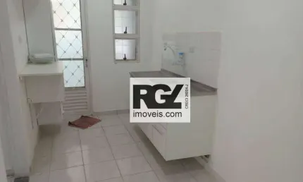 Ap na quadra da praia, 01 dormitório reformado. ponta da praia, santos. 375mil