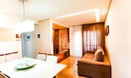 Apartamento mobiliado à venda com suíte, varanda e 2 vagas de garagem – Próx. Estádio 1º de Maio, V