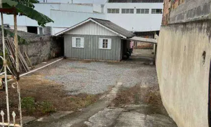 Xaxim uma quadra da derosso  excelente terreno com 374 m2 ótimo para construção de casa ou até 02 sobrados
