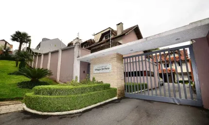 Sobrado em Condomínio, 3 Dormitórios, Com Quintal e 2 Vagas, a Venda, no Santo Inácio, Curitiba.