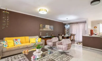 Casa Sobrado, 3 Quartos,  3 Vagas, a Venda, no Bairro Santo Inácio, ao lado do Parque Barigui, em Curitiba. REbrokers
