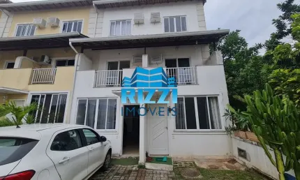 Maravilhosa casa triplex em condomínio fechado na estrada do cafundá/taquara