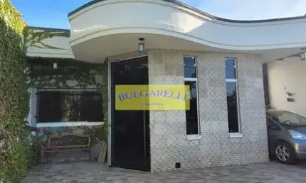 Casa terrea semi nova à venda 3 dormitorios 1 suite , amplo quintal , fino acabamento 4 vagas garag