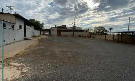 Terreno comercial com alojametos - Alto do Boa Vista
