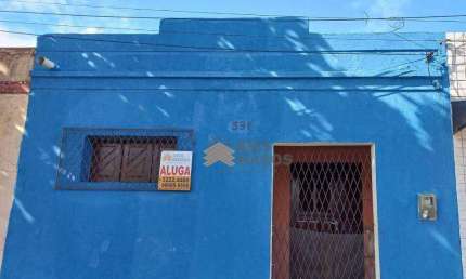 Casa Disponível Para Locação No Bairro do Alecrim, Possui 56,40m² Composta Por Área, Sala, 3 Quartos Sendo Um Menor, Banheiro Social, Cozinha e Área d
