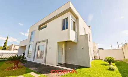 Casa com 5 Quartos, Sendo 3 Suítes, 1 demi-suite e 2 vagas à venda em Santa Felicidade