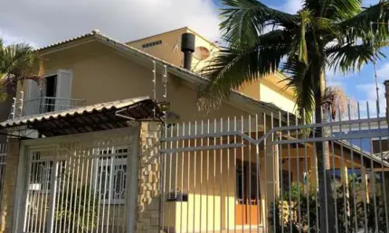 Casa impecável com 03 dormitórios, living com pé direito dup