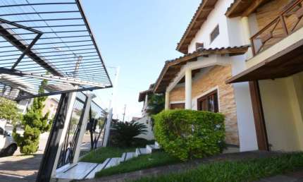 Sobrado triplex com piscina a 100m do Park Shopping
