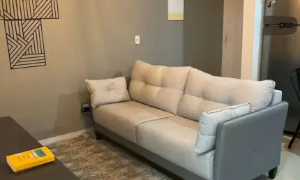 Apartamento térreo semimobiliado, com 02 dormitórios.