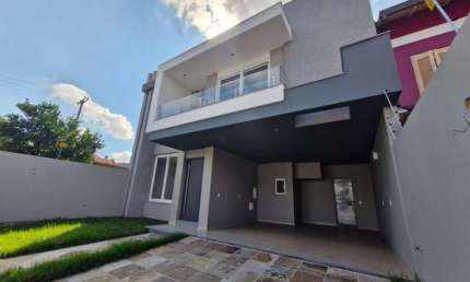 Sobrado 220m², 3 suítes, gabinete, garagem para 2 carros