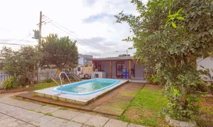 Casa térrea com 03 dormitórios e amplo quintal com piscina.