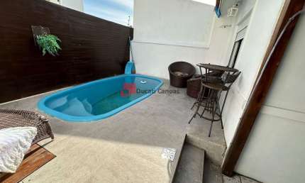 Casa em condomínio com 02 dormitórios e piscina privativa.