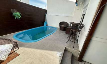 Casa em condomínio com 02 dormitórios e piscina privativa.