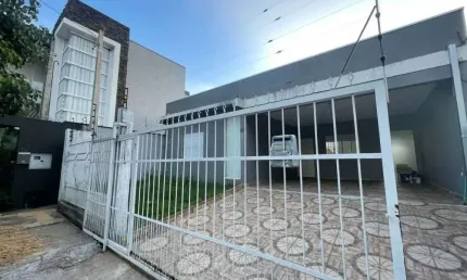 Casa Semimobiliada - 3 Dormitórios, 1 Suíte e 2 Vagas de Gar