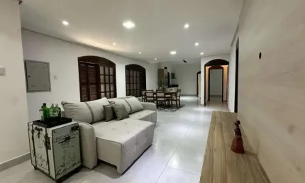 Casa 04 dormitórios sendo 02 suítes, sala de estar e jantar,