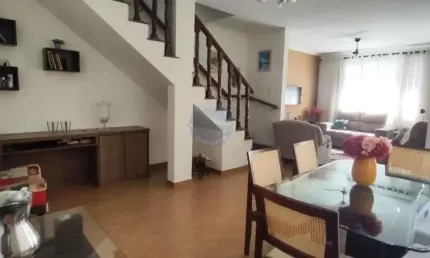 Sobrado à Venda com 3 quartos, no bairro Embaré em Santos