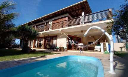 Casa 4 dormitórios no Morro das Pedras, amplo terreno, piscina, a 400 m do mar, financiável.