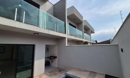 Sobrado em Condomínio para Venda em Itanhaém / SP no bairro Jardim Guacyra