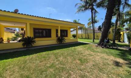 Casa a venda com 5 dormitórios sendo 3 suítes no Centro em Itanhaém