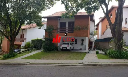 Zona sul sobrado isolado em condomínio fechado, com 3 dormitórios sendo 1 suíte, sala para 3 ambientes,4 vagas, útil de 270m²