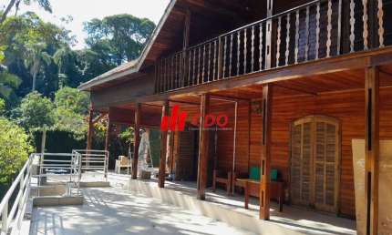 Casa a venda no Bosque do Embu,5 dormitórios sendo 3 suítes,3 salas, piscina, churrasqueira,6 vagas.