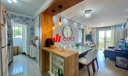 Apartamento à venda próximo estação do metrô Capão Redondo, com 2 dormitórios com armários e cozinha, sala 2 ambientes, com sacada, 1 vg,útil de 51 m²