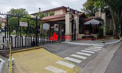 Condomínio Morumbi Sul belo sobrado com 3 dormitórios sendo 1 suíte, sala 3 ambientes, piscina, churrasqueira,útil de 160m²4 vagas,lazer no condominio