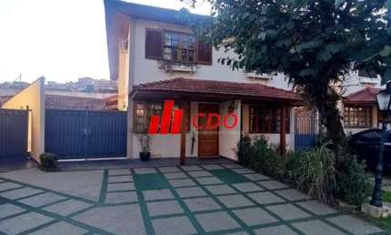 Imperdível Casa de 3 Quartos no Bairro Morumbi Sul -3 dormitórios sendo 1 suíte, 3 Salas, 4 Banheiros,5 vagas, útil de 220m²,área gourmet.