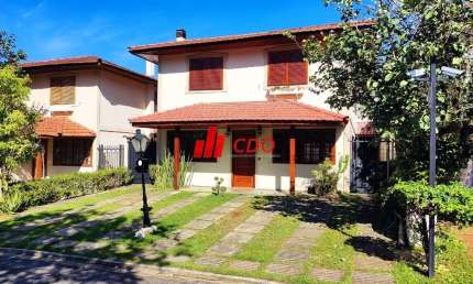 Casa em Condomínio à Venda em São Paulo-SP - No Morumbi Sul 4 Quartos, sendo 3 Suítes, escritório,4 Salas, churrasqueira 5 Banheiros, 4 Vagas, 320m².