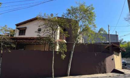Casa  à venda no Campo Limpo em São Paulo-SP: 2 quartos, 2 salas, 2 banheiros, 3 vagas de garagem!