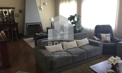 Casa à venda na Vila Irmãos Arnoni,  02 vagas, 03 dormitórios, sendo 01 suíte, banheiros com clarabóia, pé direito alto, lareira, copa cozinha grande
