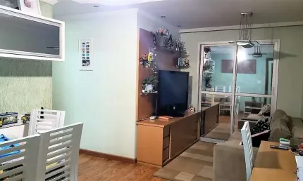 Apartamento com 02 dormitórios, sala, cozinha planejada, área de serviço, banheiro  e 01 vaga.