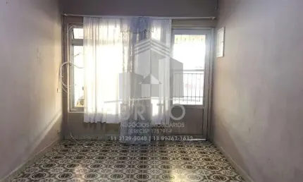 Casa térrea com edícula, 02 vagas de garagem. Ótima localização à 100 metros da futura estação Água Rasa do Metrô