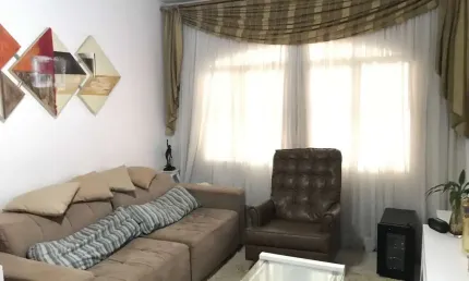 Casa assobradada com 03 dormitórios, sendo 01 suíte, 02 vagas, sala p/ 02 ambientes, lavabo, área de serviço com dormitório adicional, fino acabamento