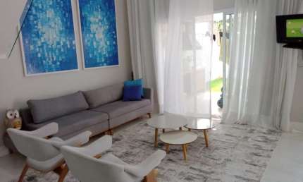 Belíssima em condomínio fechado de Jundiaí.   Piso superior com 3 dormitórios sendo uma suíte com closet e sacada, wc social, sala de TV