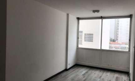 Belíssimo apartamento próximo à PUC em Perdizes com 02 dormitório, 01 vaga, reformado, porcelanato na cozinha, piso de madeira nos dormitórios