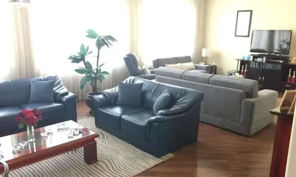 Belíssima casa Vila Irmãos Arnoni ótimo estado, com entradas laterais, 3 dormitórios com armários embutidos, sendo 1 suíte, sala ampla com lareira