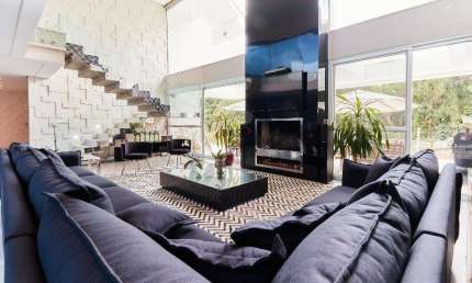 4 dormitorios, com terreno amplo no condominio Jusville