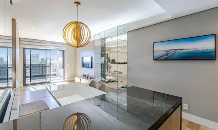 Apartamento de dois dormitorios no trigesimo primeiro andar, com umas das vistas mais incriveis que voce tera da cidade!